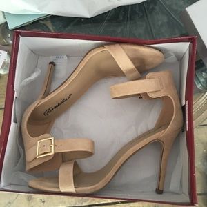 Size 8 beautiful tan heels